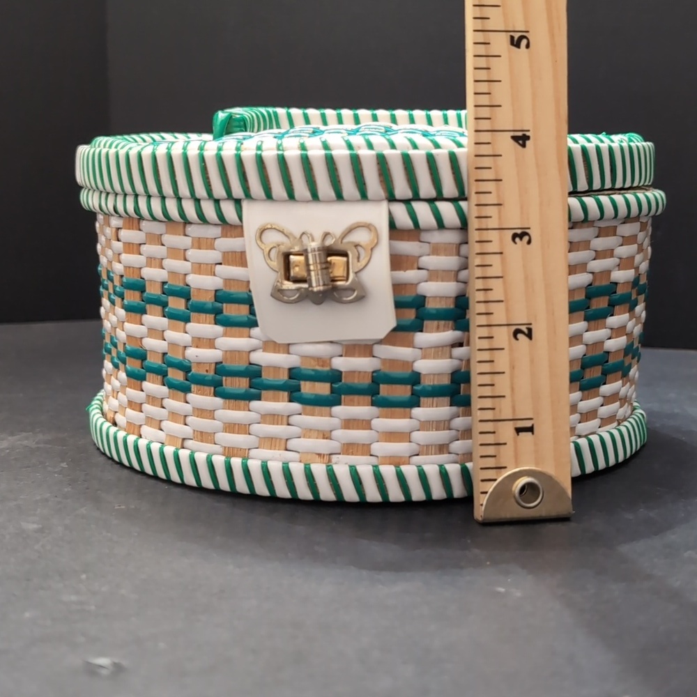 VGT, Heart shaped Woven/Wicker Green/White Sewing Basket. - Picture 10 of 12